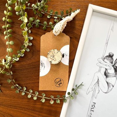 Broszka ceramiczna Handspring